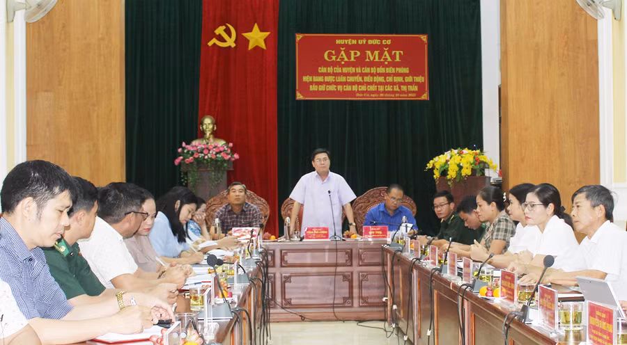 Thường trực Huyện ủy Đức Cơ trao đổi với cán bộ tăng cường cơ sở. Ảnh: Lê Văn Châu