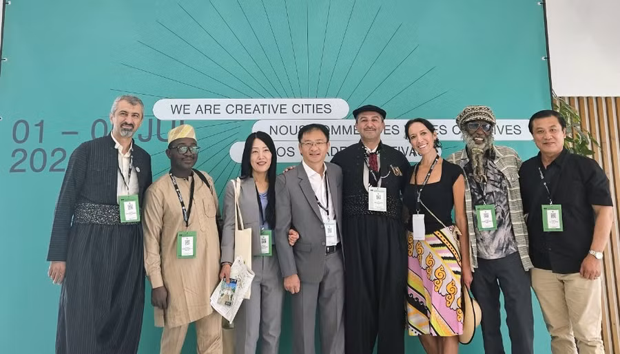 Ông Đặng Quang Tú - Chủ tịch UBND TP Đà Lạt (thứ 4 từ trái sang), chụp hình lưu niệm cùng Thị trưởng các thành phố trong mạng lưới thành phố sáng tạo