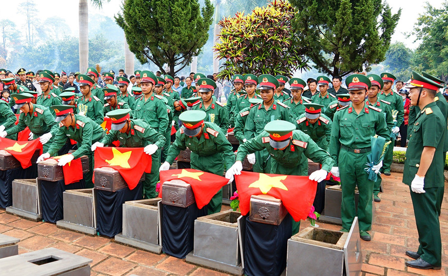 Cán bộ, chiến sĩ LLVT tỉnh, thực hiện nghi lễ An táng các Liệt sĩ tại Nghĩa trang Liệt sĩ huyện Đức Cơ. Ảnh: Phương Dung Cán bộ, chiến sĩ LLVT tỉnh, thực hiện nghi lễ An táng các Liệt sĩ tại Nghĩa trang Liệt sĩ huyện Đức Cơ. Ảnh: Phương Dung