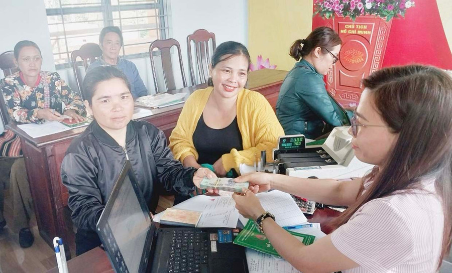Phòng Giao dịch Ngân hàng CSXH huyện Chư Pưh kịp thời giải ngân nguồn vốn tín dụng chính sách cho đồng bào DTTS. Ảnh: S.C