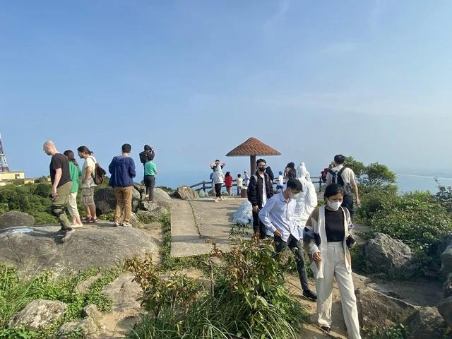 Ban Quản lý bán đảo Sơn Trà và các bãi biển du lịch Đà Nẵng cho biết số lượng khách đến check-in và trải nghiệm nơi này tăng mạnh sau chuyến tham quan, thưởng trà của tỉ phú Bill Gates tại đỉnh Bàn Cờ. Ảnh: THY PHƯỚC
