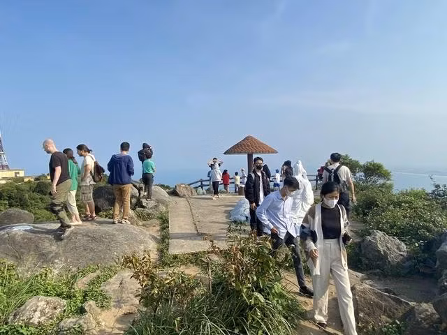 Ban Quản lý bán đảo Sơn Trà và các bãi biển du lịch Đà Nẵng cho biết số lượng khách đến check-in và trải nghiệm nơi này tăng mạnh sau chuyến tham quan, thưởng trà của tỉ phú Bill Gates tại đỉnh Bàn Cờ. Ảnh: THY PHƯỚC