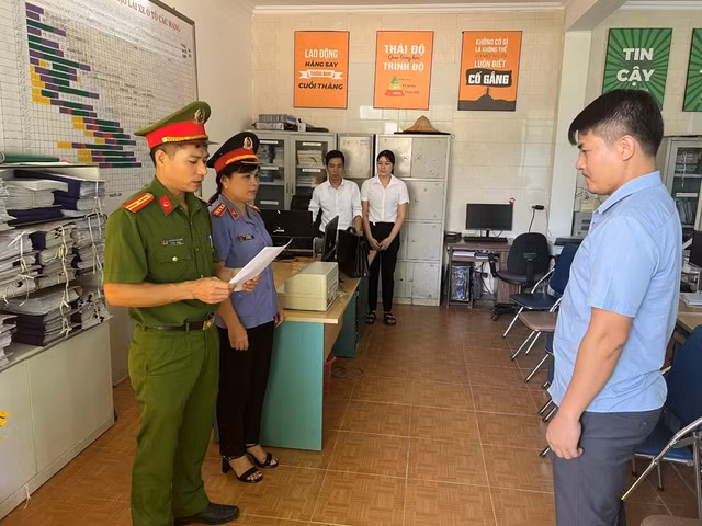 Thi hành lệnh khởi tố, khám xét nơi làm việc của Ngô Văn Giáp. Ảnh: VKSND tỉnh Thanh Hóa