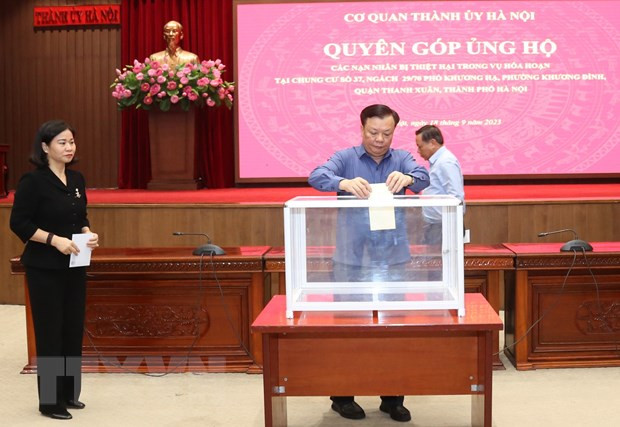 Bí thư Thành ủy Hà Nội Đinh Tiến Dũng quyên góp ủng hộ các nạn nhân trong vụ cháy chung cư mini tại quận Thanh Xuân. (Ảnh: Văn Điệp/TTXVN) Bí thư Thành ủy Hà Nội Đinh Tiến Dũng quyên góp ủng hộ các nạn nhân trong vụ cháy chung cư mini tại quận Thanh Xuân. (Ảnh: Văn Điệp/TTXVN)
