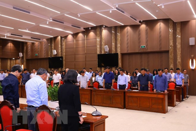Lãnh đạo, cán bộ thành ủy, Ủy ban Nhân dân thành phố Hà Nội dành 1 phút mặc niệm các nạn nhân đã tử vong trong vụ cháy chung cư mini tại phố Khương Hạ (Thanh Xuân, Hà Nội). (Ảnh: Văn Điệp/TTXVN) Lãnh đạo, cán bộ thành ủy, Ủy ban Nhân dân thành phố Hà Nội dành 1 phút mặc niệm các nạn nhân đã tử vong trong vụ cháy chung cư mini tại phố Khương Hạ (Thanh Xuân, Hà Nội). (Ảnh: Văn Điệp/TTXVN)