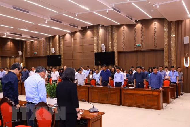 Lãnh đạo, cán bộ thành ủy, Ủy ban Nhân dân thành phố Hà Nội dành 1 phút mặc niệm các nạn nhân đã tử vong trong vụ cháy chung cư mini tại phố Khương Hạ (Thanh Xuân, Hà Nội). (Ảnh: Văn Điệp/TTXVN)