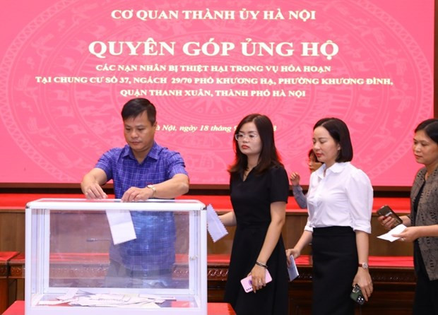 Cán bộ, công chức, viên chức và người lao động cơ quan Thành ủy Hà Nội quyên góp ủng hộ các nạn nhân trong vụ cháy chung cư mini tại quận Thanh Xuân. (Ảnh: Văn Điệp/TTXVN) Cán bộ, công chức, viên chức và người lao động cơ quan Thành ủy Hà Nội quyên góp ủng hộ các nạn nhân trong vụ cháy chung cư mini tại quận Thanh Xuân. (Ảnh: Văn Điệp/TTXVN)