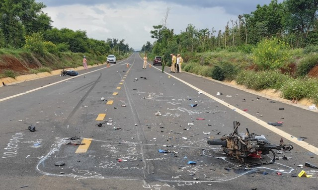 Hiện trường vụ tai nạn khiến 2 thanh thiếu niên tử vong khi đua xe Hiện trường vụ tai nạn khiến 2 thanh thiếu niên tử vong khi đua xe