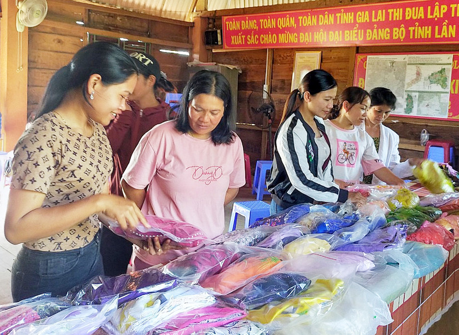 Hội viên phụ nữ làng Bruk Ngol (phường Yên Thế, TP. Pleiku) chọn lựa trang phục tại “Phiên chợ áo dài 0 đồng” (ảnh nhân vật cung cấp)