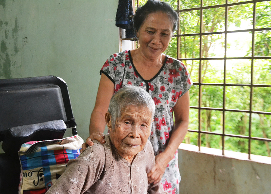 Bà Trịnh Thị Hồng Nhạn chăm sóc mẹ. Ảnh: H.C Bà Trịnh Thị Hồng Nhạn chăm sóc mẹ. Ảnh: H.C