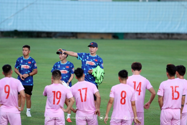 HLV Kim Sang-sik trao đổi cùng tuyển thủ Việt Nam