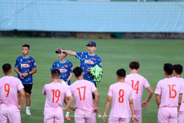 HLV Kim Sang-sik trao đổi cùng tuyển thủ Việt Nam