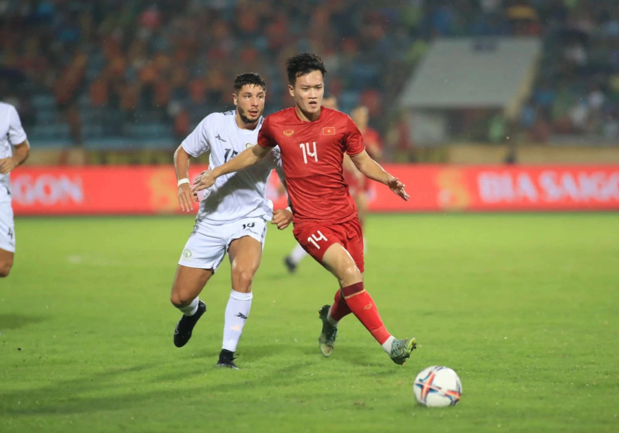 Nguyễn Hoàng Đức (áo đỏ) là ứng viên sáng giá cho danh hiệu Quả bóng vàng nam 2023. Ảnh: Minh Tú