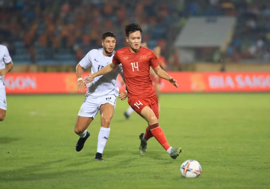 Nguyễn Hoàng Đức (áo đỏ) là ứng viên sáng giá cho danh hiệu Quả bóng vàng nam 2023. Ảnh: Minh Tú