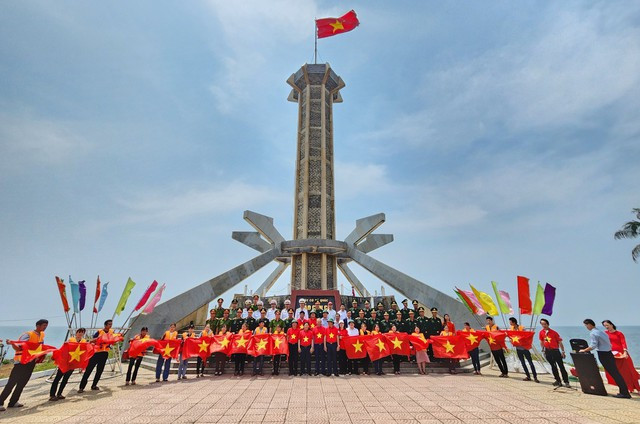 Trao tặng cờ Tổ quốc cho ngư dân trên đảo Cồn Cỏ, tỉnh Quảng Trị ngày 19-3-2023. Ảnh: HOÀNG PHÚC