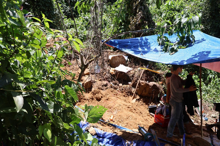 Khu vực đào đãi vàng sa khoáng. Ảnh: VĂN NĂM Khu vực đào đãi vàng sa khoáng. Ảnh: VĂN NĂM