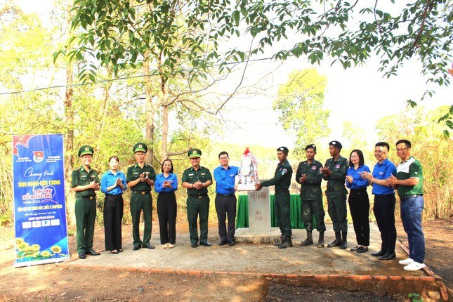 Đoàn công tác thăm tặng quà cho lực lượng bảo vệ biên giới nước bạn Campuchia Đoàn công tác thăm tặng quà cho lực lượng bảo vệ biên giới nước bạn Campuchia