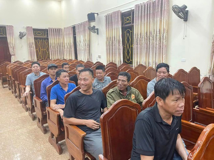 Các công nhân hạnh phúc khi được lực lượng chức năng ứng cứu kịp thời (Ảnh Thông tin Thạch Hà)