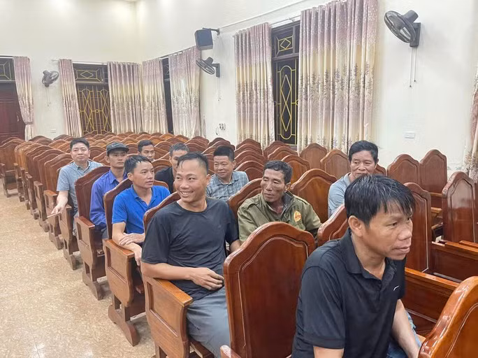 Các công nhân hạnh phúc khi được lực lượng chức năng ứng cứu kịp thời (Ảnh Thông tin Thạch Hà)