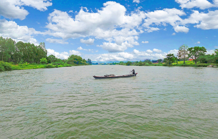 Ngư dân đánh bắt cá trên sông Ba. Ảnh: Nguyên Võ