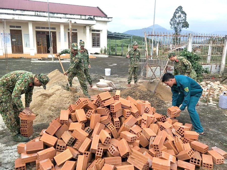 Thực hiện công tác dân vận, Ban Chỉ huy Quân sự huyện Kbang đã huy động cán bộ, chiến sĩ hỗ trợ ngày công xây dựng cổng nhà văn hóa thôn 1, xã Lơ Ku. Ảnh: H.N