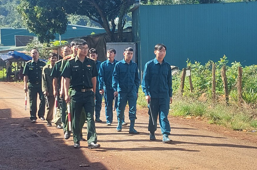 Cán bộ Đồn Biên phòng CKQT Lệ Thanh phối hợp với các lực lượng tuần tra, kiểm soát địa bàn. Ảnh: Vĩnh Hoàng Cán bộ Đồn Biên phòng CKQT Lệ Thanh phối hợp với các lực lượng tuần tra, kiểm soát địa bàn. Ảnh: Vĩnh Hoàng