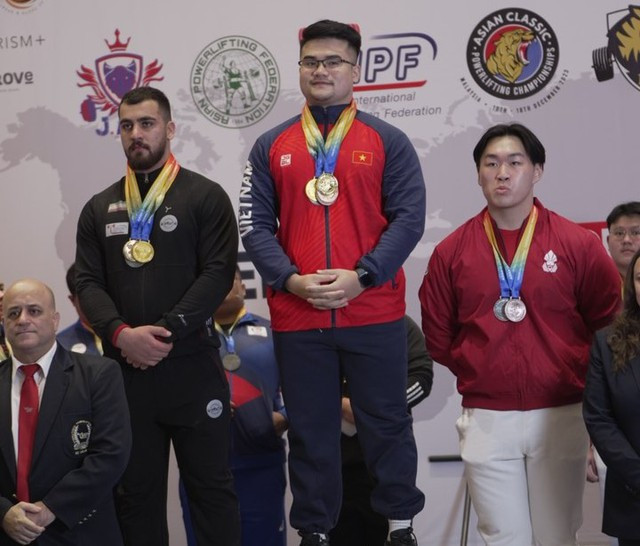 Đặng Thế Hưng xuất sắc vượt qua đối thủ rất mạnh người Iran để giành ngôi cao nhất. Ảnh: NVCC Đặng Thế Hưng xuất sắc vượt qua đối thủ rất mạnh người Iran để giành ngôi cao nhất. Ảnh: NVCC