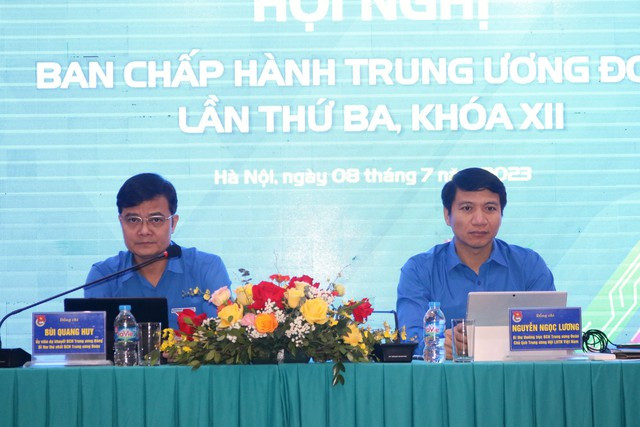 Anh Bùi Quang Huy và anh Nguyễn Ngọc Lương chủ trì hội nghị. Ảnh: KỲ ANH
