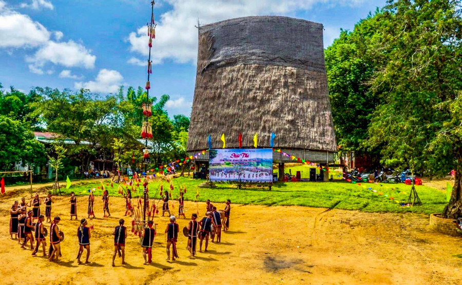 Nhà rông là “trái tim” của làng, nơi diễn ra các sinh hoạt cộng đồng quan trọng. Ảnh: H.T Nhà rông là “trái tim” của làng, nơi diễn ra các sinh hoạt cộng đồng quan trọng. Ảnh: H.T