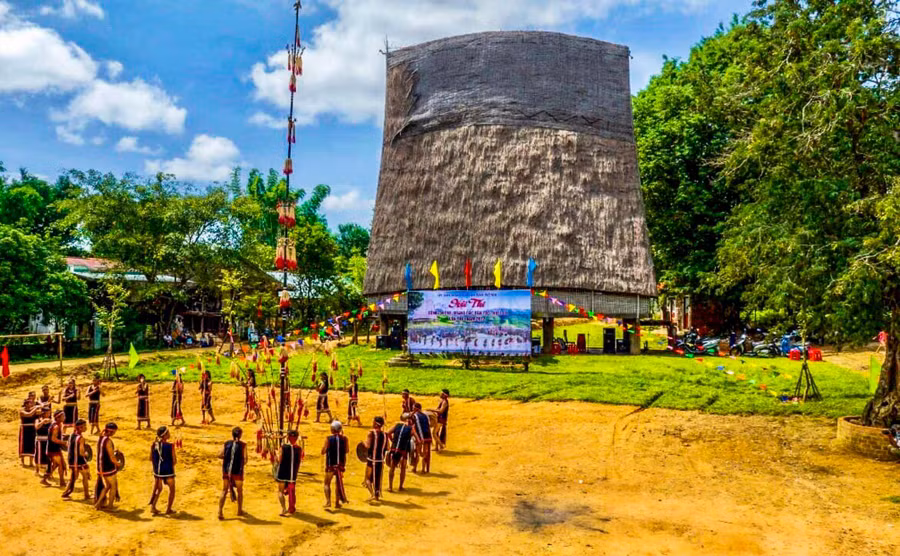 Nhà rông là “trái tim” của làng, nơi diễn ra các sinh hoạt cộng đồng quan trọng. Ảnh: H.T Nhà rông là “trái tim” của làng, nơi diễn ra các sinh hoạt cộng đồng quan trọng. Ảnh: H.T