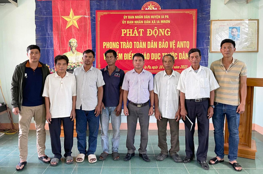 Ông Ksor Krok (thứ 2 từ phải qua) phối hợp cùng lực lượng Công an cảm hóa thành công 5 đối tượng tại xã Ia Mrơn. Ảnh Công an huyện Ia Pa