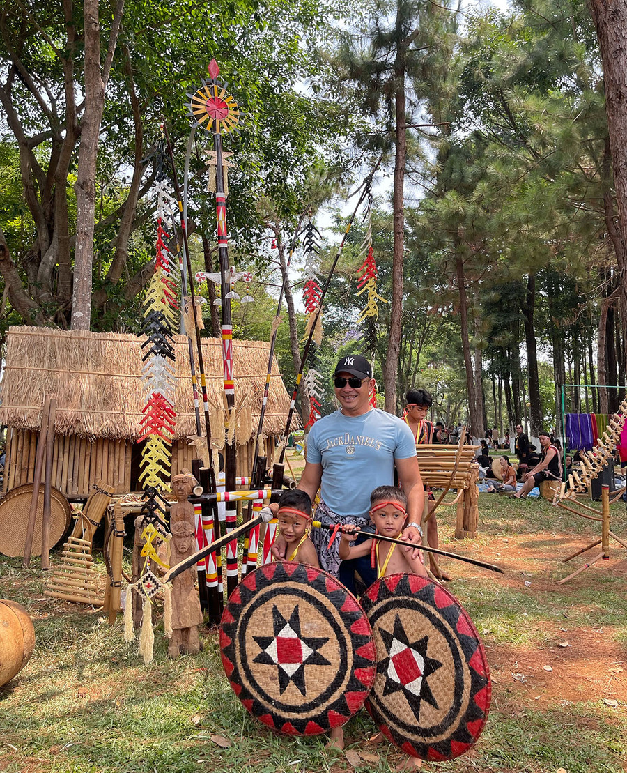 Du khách thích thú chụp ảnh kỷ niệm cùng 2 "nghệ nhân nhí". Ảnh: Hoàng Ngọc Du khách thích thú chụp ảnh kỷ niệm cùng 2 "nghệ nhân nhí". Ảnh: Hoàng Ngọc