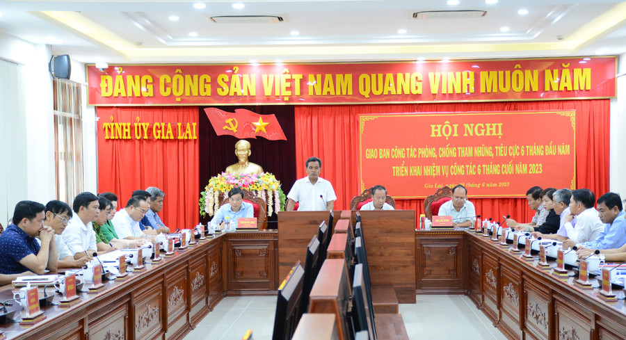 Ủy viên Ban Chấp hành Trung ương Đảng, Bí thư Tỉnh ủy, Chủ tịch HĐND tỉnh Hồ Văn Niên phát biểu chỉ đạo tại hội nghị giao ban công tác phòng-chống tham nhũng, tiêu cực 6 tháng đầu năm 2023. Ảnh: M.N