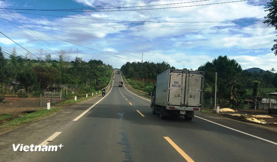 Phương tiện lưu thông trên tuyến đường Hồ Chí Minh đoạn qua địa bàn khu vực Tây Nguyên. (Ảnh: Việt Hùng/Vietnam+)
