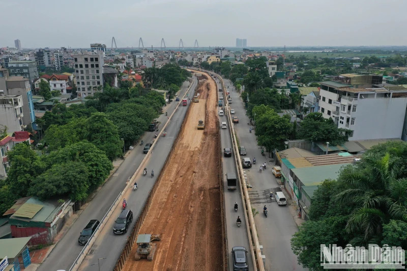 Đường đê Âu Cơ-Nghi Tàm (Hà Nội) trong giai đoạn thi công. Ảnh: THÀNH ĐẠT Đường đê Âu Cơ-Nghi Tàm (Hà Nội) trong giai đoạn thi công. Ảnh: THÀNH ĐẠT