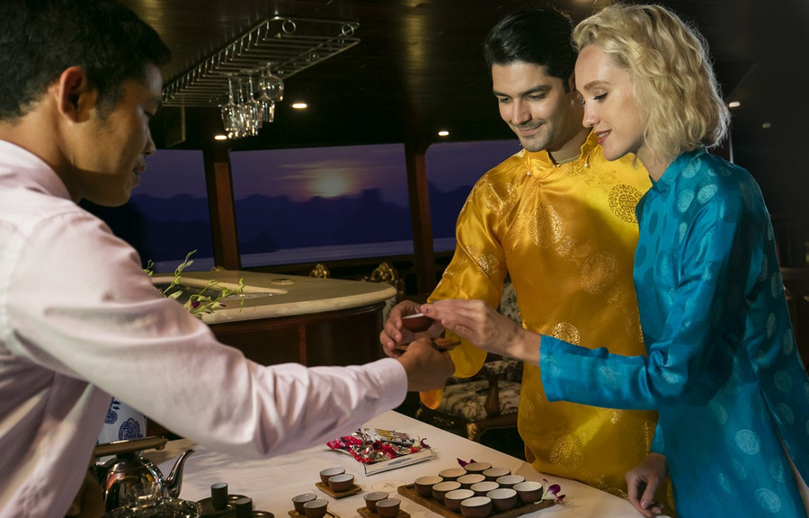 Du khách quốc tế yêu thích văn hóa trà Việt. (Ảnh: CTV/Vietnam+) Du khách quốc tế yêu thích văn hóa trà Việt. (Ảnh: CTV/Vietnam+)