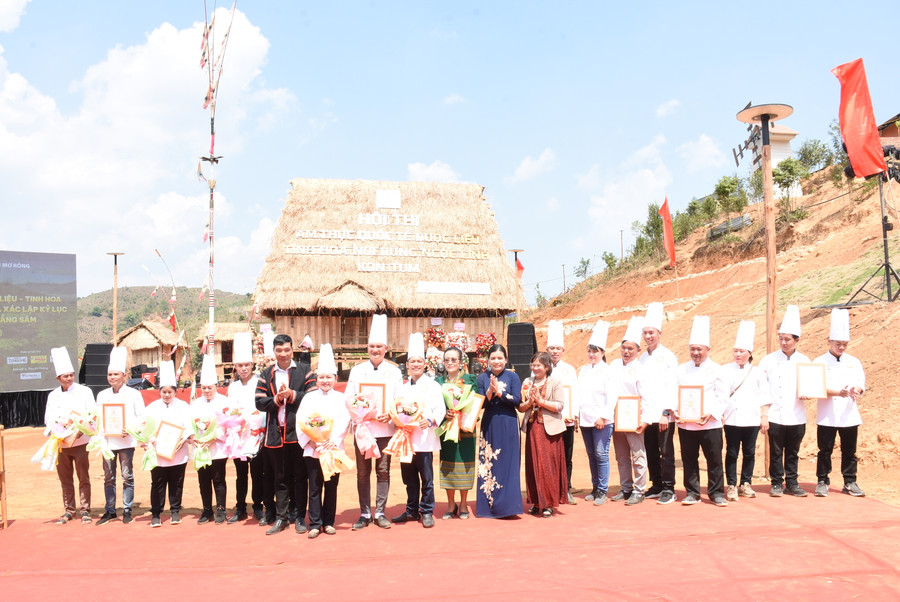 Trao giải cho các đội CLB các tỉnh thành tham gia Hội thi. Ảnh: PN Trao giải cho các đội CLB các tỉnh thành tham gia Hội thi. Ảnh: PN