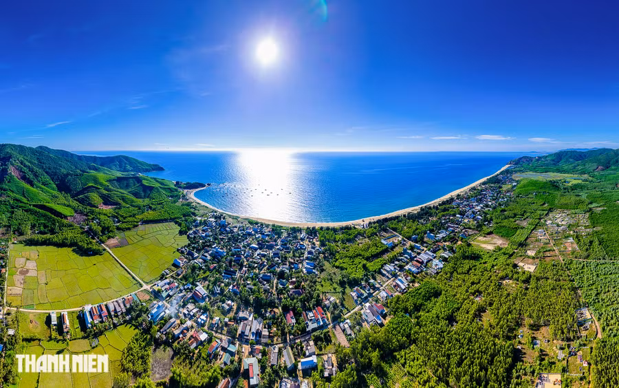Nhìn từ trên cao, Lộ Diêu giống như mảnh trăng khuyết, với làng xóm dựa vào triền núi, cánh đồng xanh rì màu lúa và mặt biển mênh mông. Khung cảnh tựa như bức tranh sơn thủy tươi đẹp, bình yên. Ảnh: Nguyễn Phan Dũng Nhân