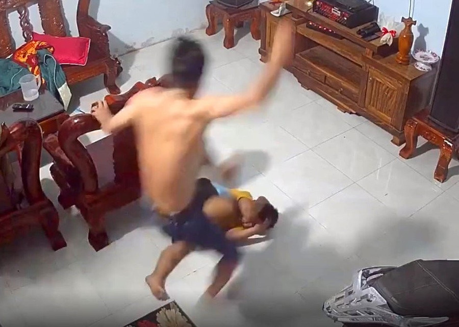 Hình ảnh cho thấy người đàn ông đánh bé trai dã man. Ảnh cắt từ clip
