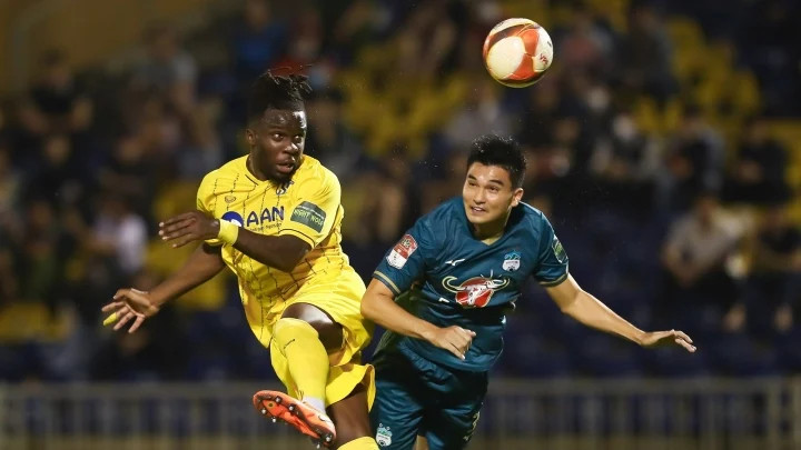 SLNA (áo vàng) thắng trận đầu tiên ở V-League 2023. SLNA (áo vàng) thắng trận đầu tiên ở V-League 2023.