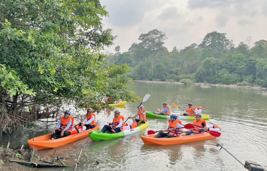 Khách du lịch trải nghiệm hoạt động chèo thuyền kayak tại Trung tâm Du lịch cầu treo Buôn Đôn. Ảnh: K. Huyền Khách du lịch trải nghiệm hoạt động chèo thuyền kayak tại Trung tâm Du lịch cầu treo Buôn Đôn. Ảnh: K. Huyền