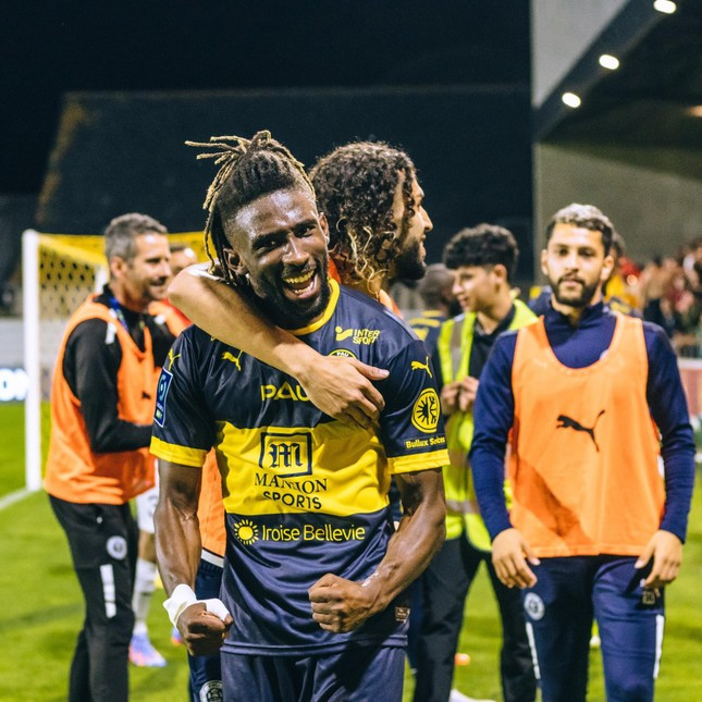 Các cầu thủ Pau vui mừng với thành tích trụ hạng Các cầu thủ Pau vui mừng với thành tích trụ hạng