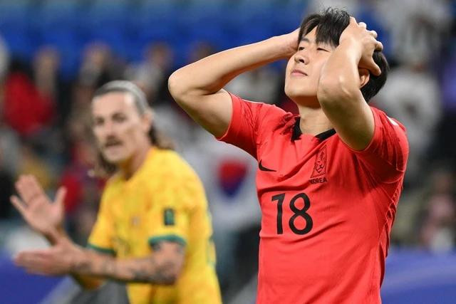 Lee Kang-in bị kèm chặt. Ảnh: AFP