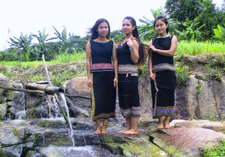 Giọt nước là biểu tượng gắn liền với đời sống sinh hoạt, sản xuất của bà con các DTTS. Ảnh: H.T