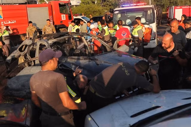 Một chiếc xe ở phố cảng Sidon - Lebanon bị trúng đòn không kích của Israel ngày 9-8. Ảnh: Mohammed Zaatari Một chiếc xe ở phố cảng Sidon - Lebanon bị trúng đòn không kích của Israel ngày 9-8. Ảnh: Mohammed Zaatari