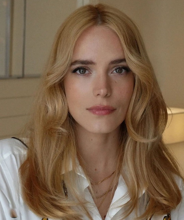 Stacy Martin - diễn viên sinh năm 1991 nổi tiếng với phim Nymphomaniac cũng là một tín đồ trung thành của màu tóc vàng Stacy Martin - diễn viên sinh năm 1991 nổi tiếng với phim Nymphomaniac cũng là một tín đồ trung thành của màu tóc vàng