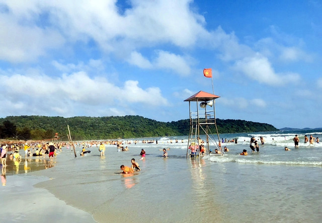 Từ 15.9, du khách không được mang đồ nhựa dùng 1 lần ra đảo Cô Tô - Ảnh 1. Du khách không được mang đồ nhựa dùng một lần ra đảo Cô Tô. Ảnh: N.H