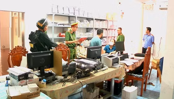 Lực lượng chức năng khám xét một phòng khám đa khoa tại TP Biên Hòa.