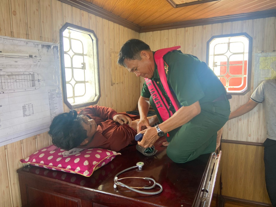 Thăm khám sức khỏe cho các ngư dân Thăm khám sức khỏe cho các ngư dân