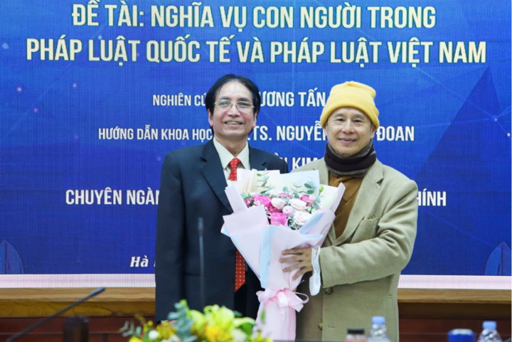 GS Nguyễn Minh Đoan (trái) và ông Thích Chân Quang trong buổi bảo vệ luận án tiến sĩ. (Ảnh: HLU) GS Nguyễn Minh Đoan (trái) và ông Thích Chân Quang trong buổi bảo vệ luận án tiến sĩ. (Ảnh: HLU)